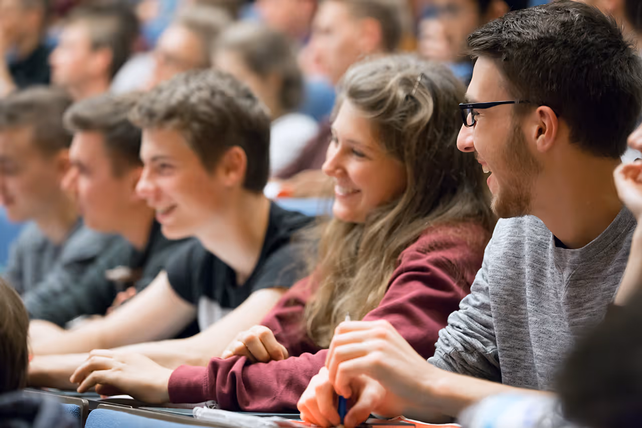 Studendierende im Hörsaal während einer Mathematik Lehramt Vorlesung