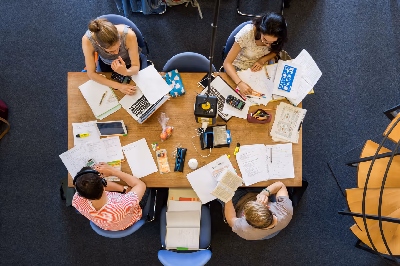 Studentinnen in einer Lernsituation